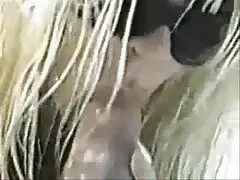 Holly Mack, à peine légale, défoncée par un mec déguisé en lapin.