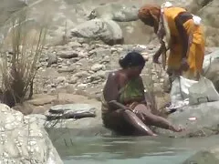 Maman souffle le copain de sa fille pendant ses études!