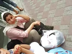Isis Love gémit sur une énorme bite de chocolat