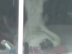 Hung Plumber répare le drain et la chatte