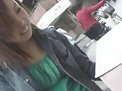 La MILF Nina suce une bite au hasard avec son mari dans la chambre!