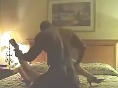 Une négociatrice dure MILF calme magiquement un travailleur