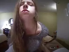Horny Harlot plonge la tête la première sur Cock POV