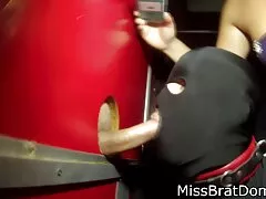 Hung Plumber répare le drain et la chatte
