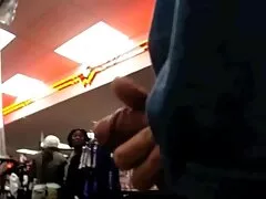 La femme d'un ami a besoin d'une douche et d'une grosse bite !