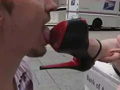 Le petit nouveau venu Jesse Lynn se bat avec la bite d'un géant