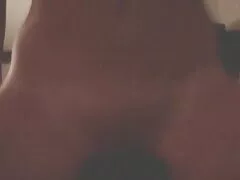 Une star du porno italienne chevauche une grosse bite noire