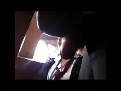 Une petite latina avec des nattes et des bas branle un squelette d'Halloween sur son visage