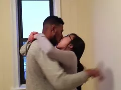 Une écolière asiatique mignonne baise un mec deux fois sa taille