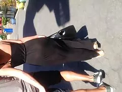 Busty MILF aime devenir méchant avec l'aide de son valet