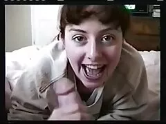 TUSHYRAW Playful PartyGirl trouve un plug anal pour Anal XXX