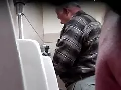Une cougar aux gros seins chasse pour prier avec une culotte dans la cour