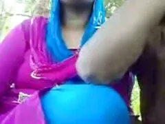 Une MILF blonde aux gros seins s'est trouvée un garçon-jouet avec qui jouer